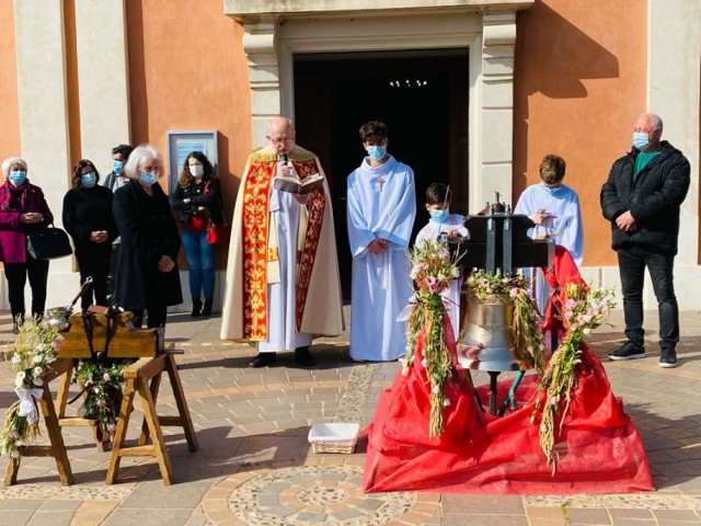 Uroczystość poświęcenia dzwonu w parafii Folelli na Korsyce we Francji.