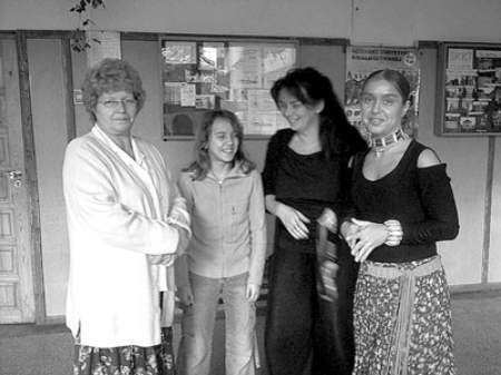 Natalia z SP nr 23 wie, że w trudnej sytuacji może liczyć na pomoc nauczycieli ze swej szkoły. Na zdjęciu z dyrektorką Danutą Warwas, szkolnym pedagogiem Dorotą Dąbrowską i wicedyrektor Katarzyną Elwirską&amp;#8211;Pachlą.
