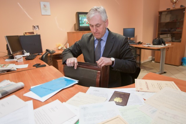 Andrzej Zibrow przedstawił dyplomy i świadectwa, które potwierdzają informacje z jego CV