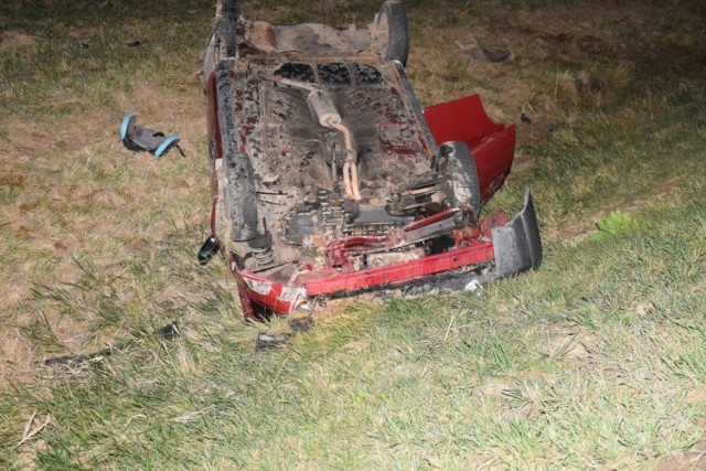 Za kierowcą samochodu siedziała  mieszkanka powiatu brzeskiego, jadąca z dziećmi w wieku 5 i 13 lat. Nastolatka z poważnym urazem nogi tarfiła do szpitala