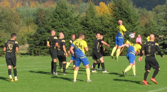 GKS Zarzecze-Dębowiec (czarne stroje) wygrał w Wojaszówce z Rędzinianką 3-0