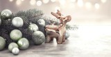 Stroiki świąteczne na stół – eleganckie dekoracje na Boże Narodzenie. Piękne świąteczne ozdoby stołu. Zobacz najlepsze pomysły florystów