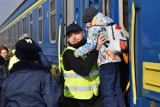 Trzeci pociąg z Ukraińcami jest już w Olkuszu. Wśród uchodźców są głównie kobiety i dzieci. Mimo zmęczenia nie kryją szczęścia [ZJDĘCIA]