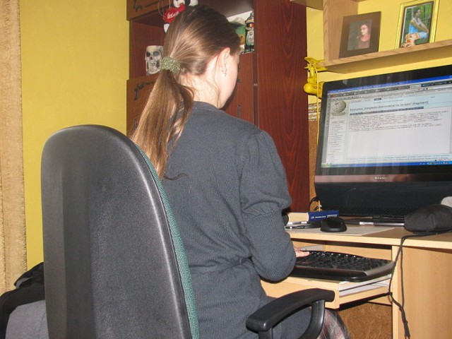 Na zdjęciu wolontariuszka edytująca Wikipedię