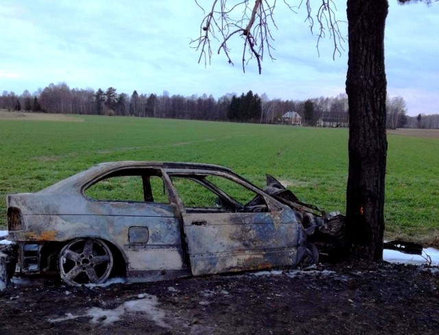 W pewnym momencie stracił panowanie nad pojazdem wskutek czego wypadł z drogi i uderzył w przydrożne drzewo. W wyniku zderzenia pojazd zaczął płonąć, a kierowca uciekł w nieznanym kierunku.