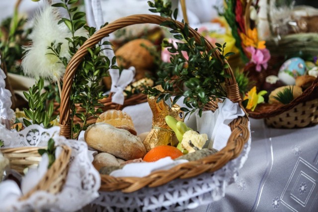 Pamiętaj, że koszyczek wielkanocny nie może wyglądać przypadkowo. To, co do niego włożymy ma znaczenie, bo poszczególne produkty mają swoją symbolikę. Przypominamy więc, co trzeba włożyć do koszyczka wielkanocnego.