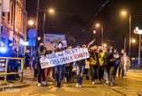 Strajk kobiet w Świętochłowicach na świetnych zdjęciach fotografa - Mateusza Janiszewskiego. Aż czuć te emocje!