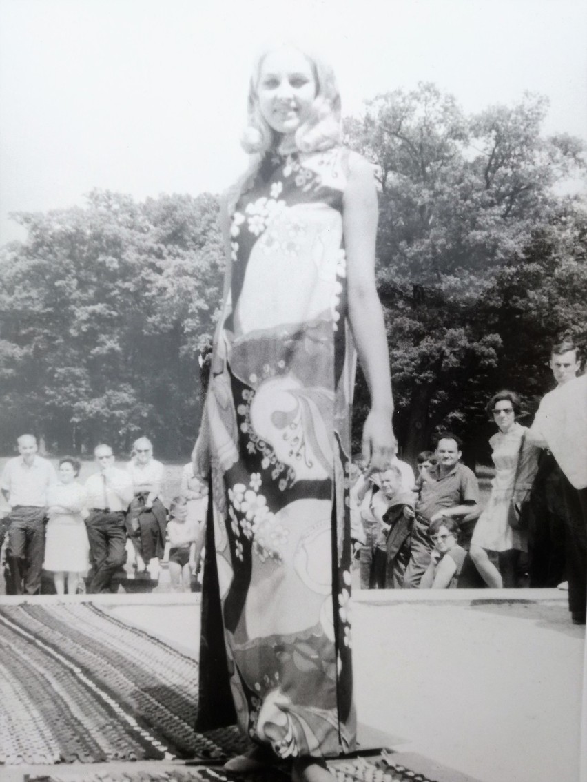 Rok 1962 i pokaz mody. W roli głównej modelka w długiej...