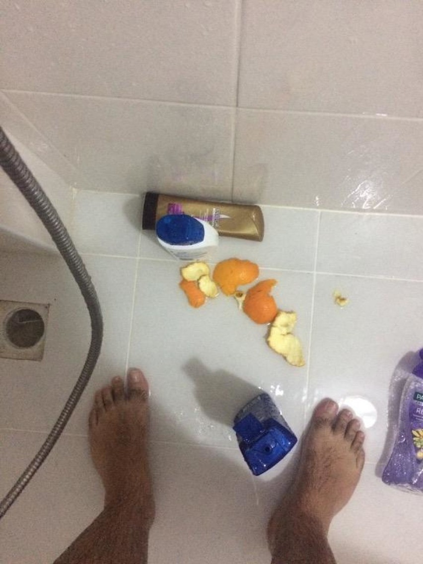 Jedzenie zimnej pomarańczy pod prysznicem stało się już...