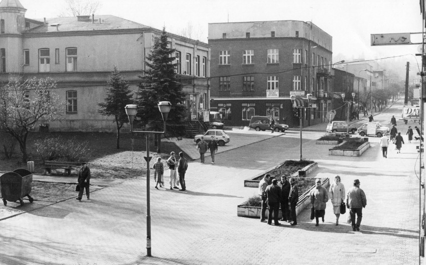 Zwyczajny dzień w Dąbrowie Górniczej... kilkadziesiąt lat temu - ZDJĘCIA. Poznajecie te miejsca? Takiego miasta już dziś nie ma