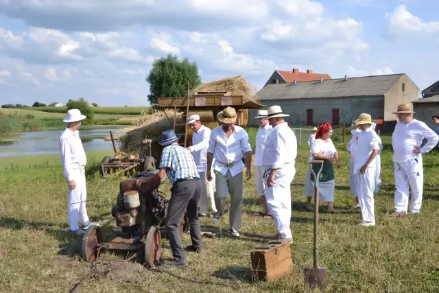 Sołectwo Złotopole w gm. Lipno kultywuje nie tylko stare obrzędy, ale przypomina jak dawniej wyglądała praca na wsi. Tym razem przygotowali rekonstrukcję dawnej młocki. 