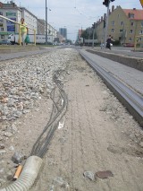 Niebezpieczne kable na torowisku na Dąbrowskiego [ZDJĘCIA]