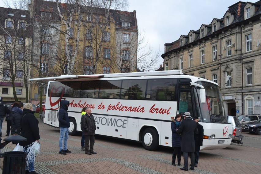 Mysłowice: Dar za dar. Kto oddał krew, otrzymał choinkę ZDJĘCIA