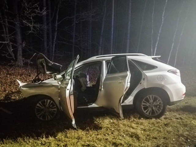 Leszno. Lexus Zderzył Się Z Ciągnikiem Pod Rydzyną. Znów Brak Karetek I Poszkodowanych Eskortowali Do Szpitala Strażacy [Zdjęcia] | Leszno Nasze Miasto