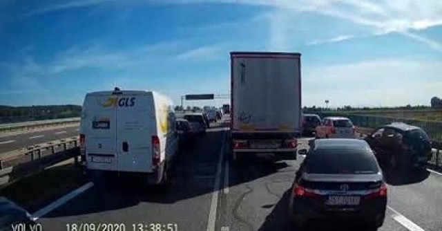 Pożar auta na A4. Strażacy mieli problem z dojazdem na miejsce zdarzenia.