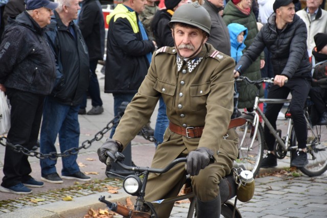 Licznie zgromadzeni mieszańcy oddali hołd wszystkim, którzy walczyli, oddali życie i przyczynili się do odrodzenia państwa polskiego.