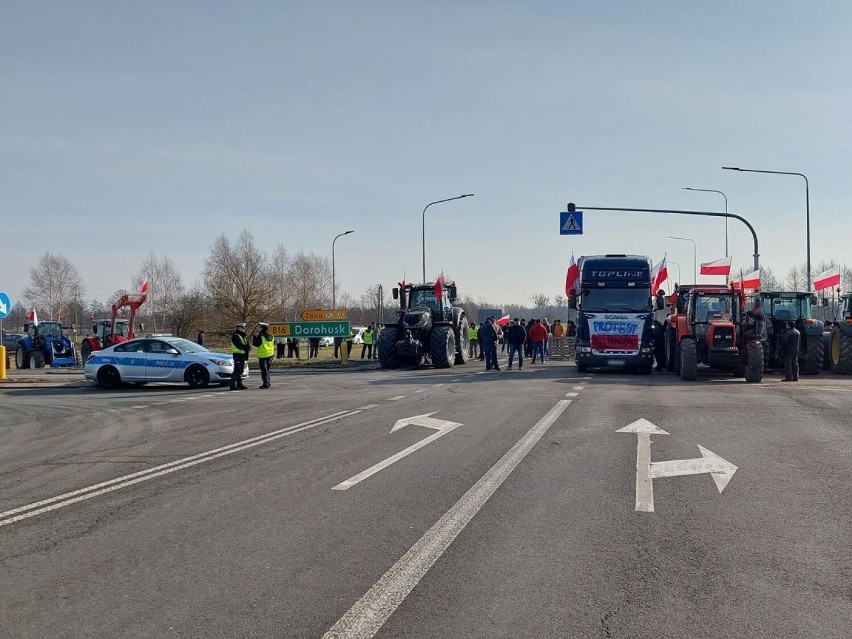 Rolnicy blokują okolice przejścia w Dorohusku. Wstrzymano odprawy ciężarówek