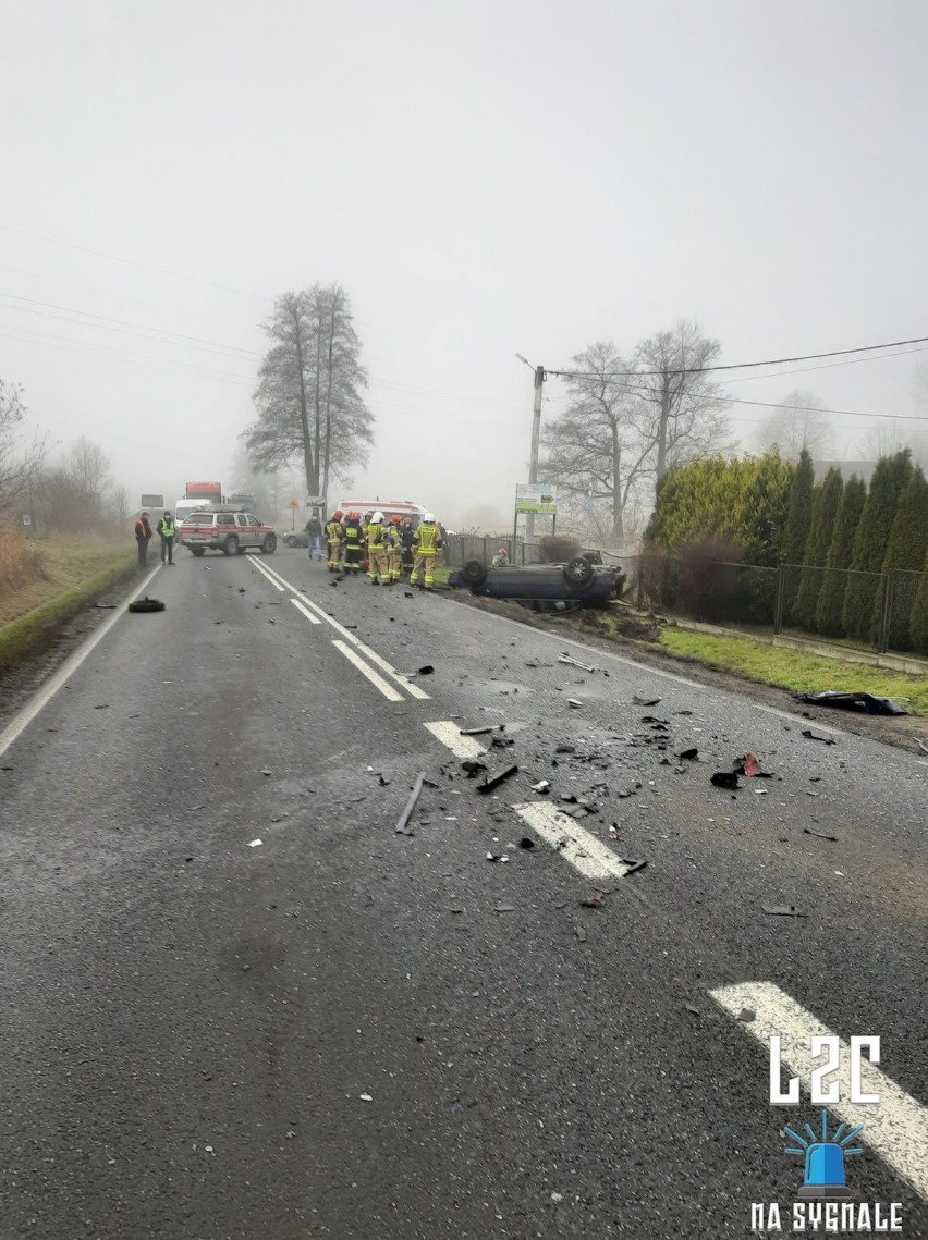 Wypadek na drodze wojewódzkiej w gminie Czernichów. Dachowanie pojazdów i trzy osoby ranne [ZDJĘCIA]
