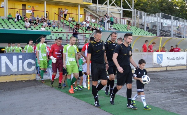 Piłkarze ROW-u Rybnik rywalizowali niedawno z Pniówkiem Pawłowice Śląskie w szeregach którego wykryto zakażenie koronawirusem.