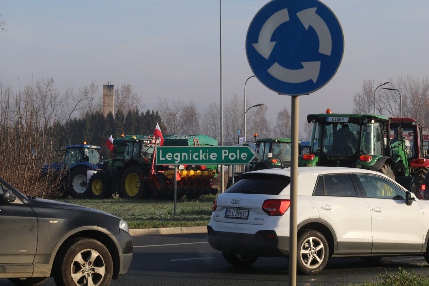 Trwa strajk rolników na ulicy Jaworzyńskiej w Legnicy. Tworzą się ogromne korki, drogi zablokowane, zobaczcie zdjęcia