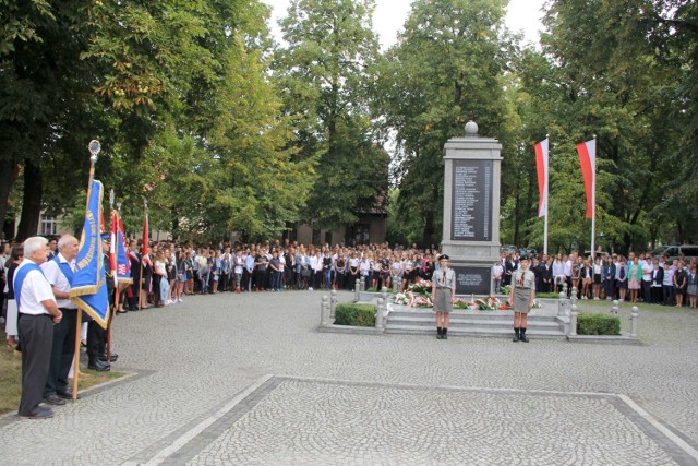 #Przerwany Marsz w Międzychodzie, czyli marsz gwieździsty młodzieży i seniorów pod pomnik z okazji 80. rocznicy wybuchu II wojny światowej (2.09.2019).