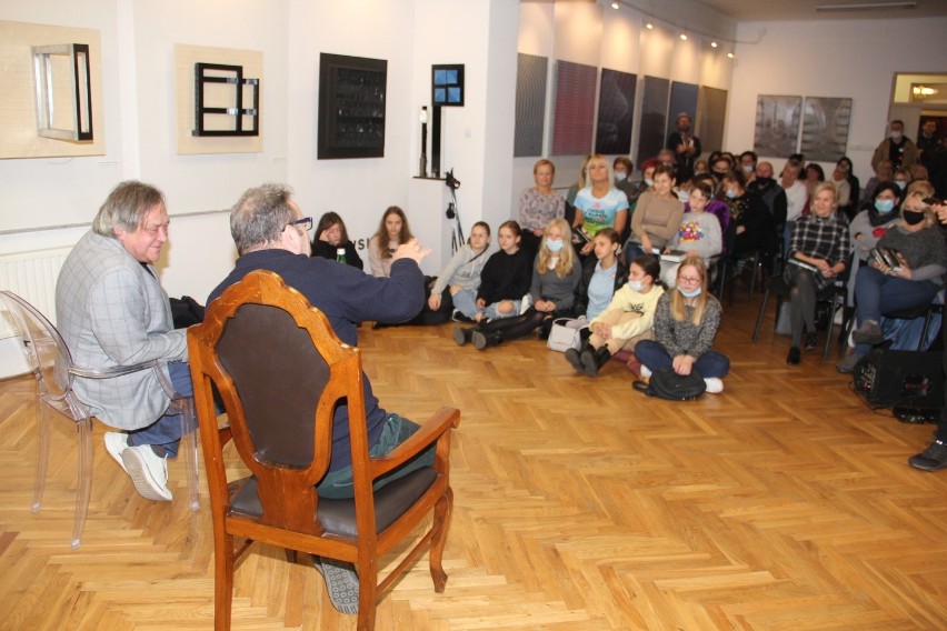 Zbigniew Zamachowski na spotkaniu w brzezińskim muzeum promował książkę i... częstował pieczoną kurą