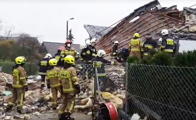 Tragiczny wybuch gazu w Kobiernicach. Trwa akcja ratunkowa na miejscu wybuchu w domu jednorodzinnym.

Zobacz kolejne zdjęcia. Przesuwaj zdjęcia w prawo - naciśnij strzałkę lub przycisk NASTĘPNE