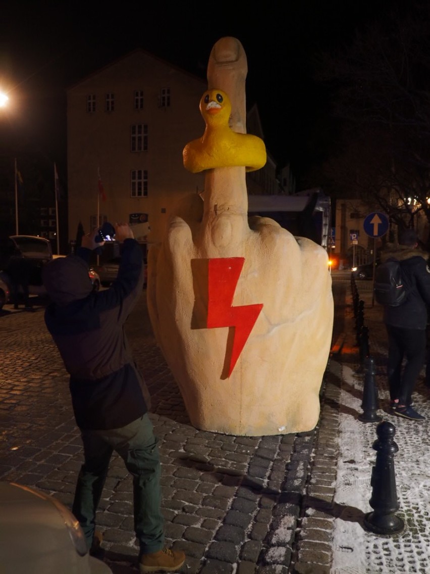 Protest Kobiet w Kołobrzegu. Ulicami miasta przeszło blisko 200 osób ZDJĘCIA           