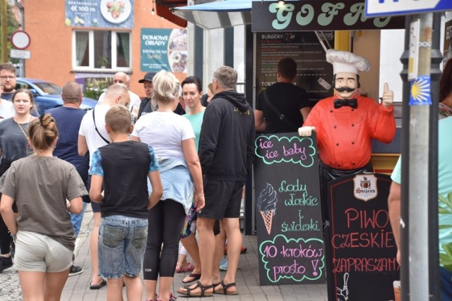 Ile trzeba zapłacić za lody, gofry czy obiad w Lagowie?