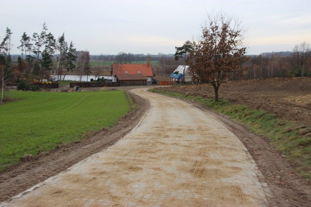 W Wilkowie wyremontowano kolejny odcinek drogi. Wiosną 2021 roku będzie inwestycja będzie w całości gotowa. Brakuje jeszcze 250 metrów