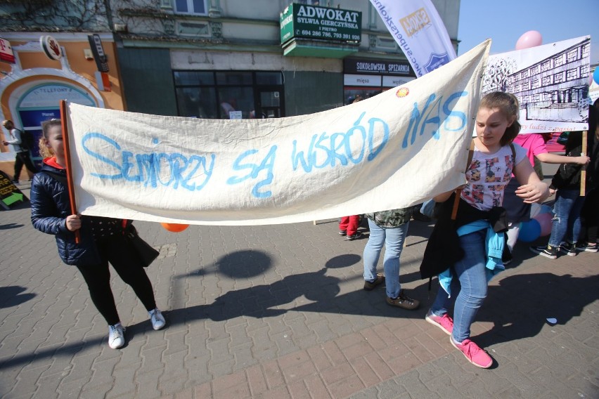Happening uczniów w Dniu Uprzejmego Pasażera w Sosnowcu