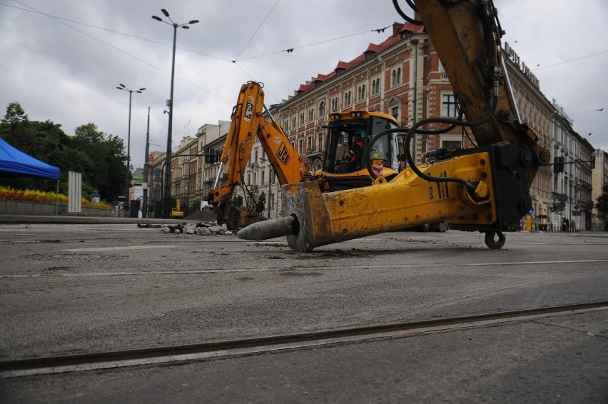 Rozpoczyna się przebudowa Basztowej. Trwają pierwsze prace [ZDJĘCIA]