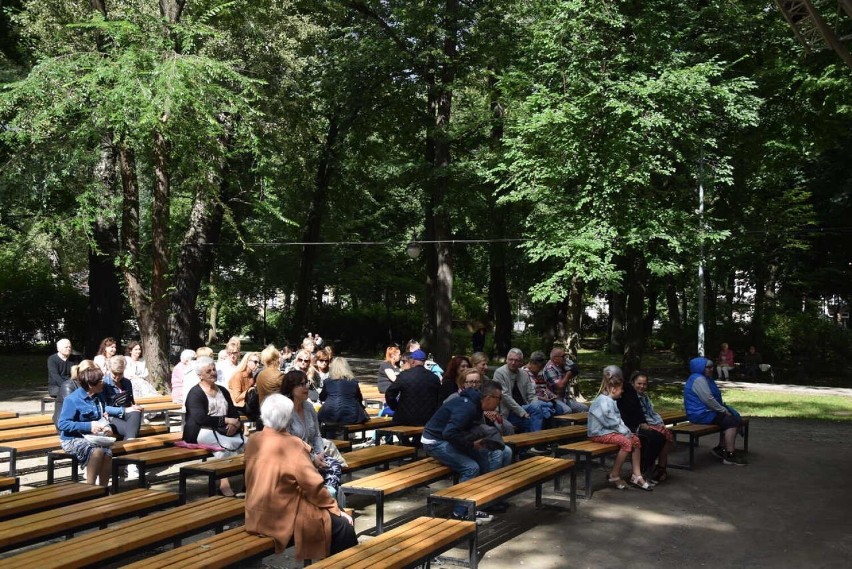 Paweł Stasiak wystąpił na koncercie dla Helenki w parku w Radomiu. Była zbiórka funduszy na pomoc dla dziewczynki. Zobacz zdjęcia