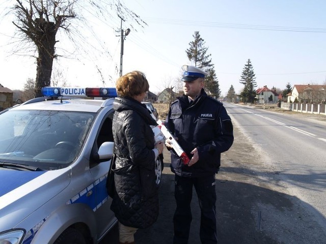 Działania prowadzone były przez funkcjonariuszy z 
wydziału ruchu drogowego w całym województwie świętokrzyskim. Od rana policjanci podczas prowadzonych kontroli drogowych, wręczali kobietom - 
kierowcom kwiaty oraz drobne upominki, nagradzając je w ten sposób za właściwą postawę i bezpieczne zachowanie na drodze.