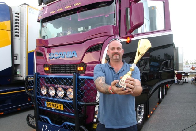Michel Kraemer, właściciel zwycięskiej ciężarówki z pucharem.