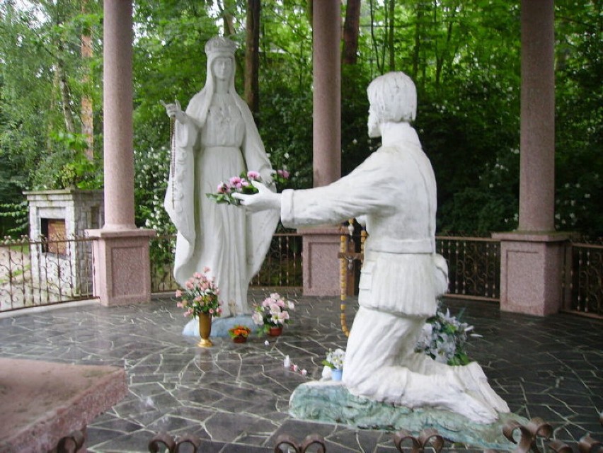 Rzeźba przedstawiająca Mikołaja Sikatkę z czasie objawienia Maryi. Las w Grąblinie.