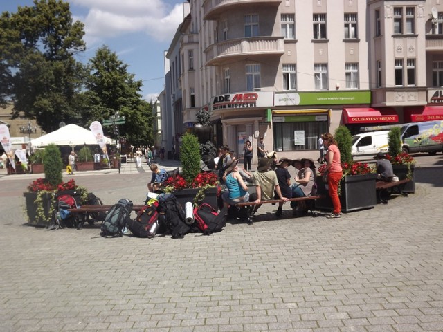 to harcerze zwiedzający polskie miasta