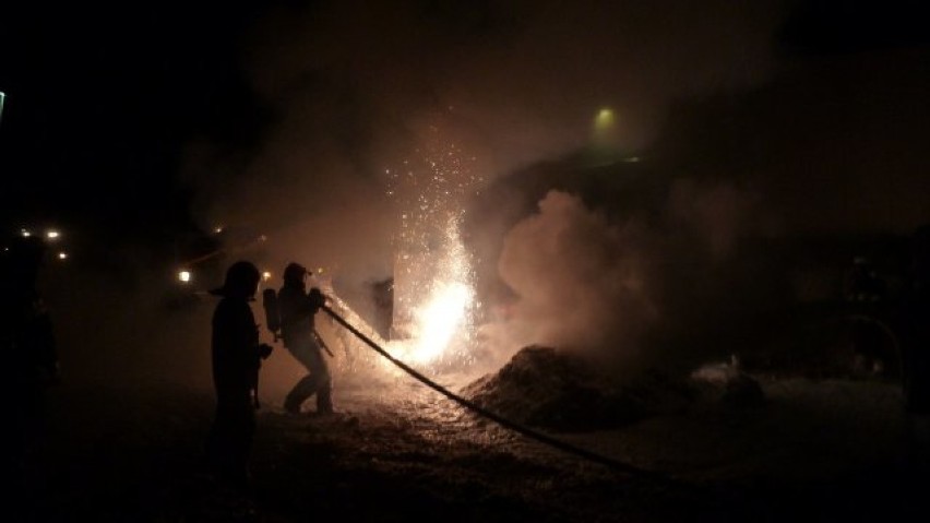 Pożar zakładu w Lublińcu. Strażacy działali nieprzerwanie przez 14 godzin! [ZDJĘCIA]