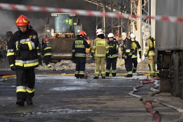 Pożar składowiska gaszono przez kilka dni