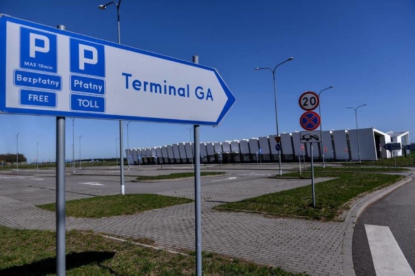 Na lotnisku na granicy Gdyni z Kosakowem nadal nie mogą...