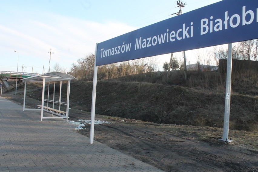 Remonty na kolei w Tomaszowie Maz. Remontują perony i tory, ale pociągów brak