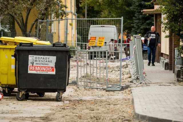 Na Osiedlu Leśnym w Bydgoszczy trwa przebudowa sieci ciepłowniczej. W związku z remontem jest duży problem z odbiorem śmieci