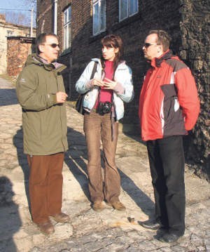 Marengo (z lewej) z tłumaczką i Adamem Szydłowskim