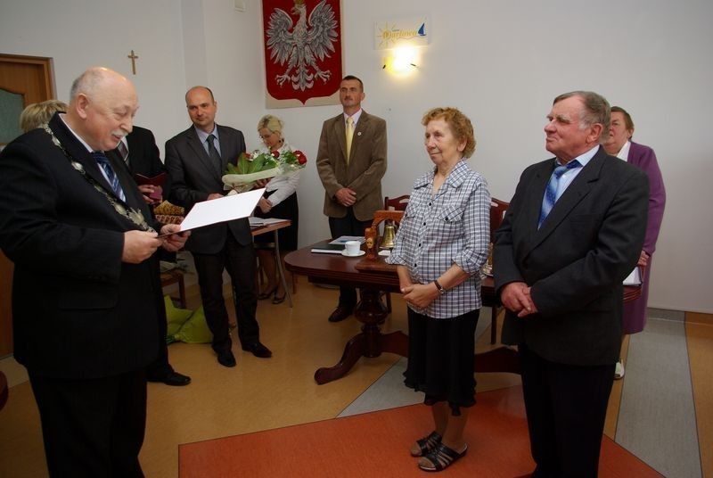 Gmina Darłowo. Wójt Kupracz odznaczył medalami pary małżeńskie