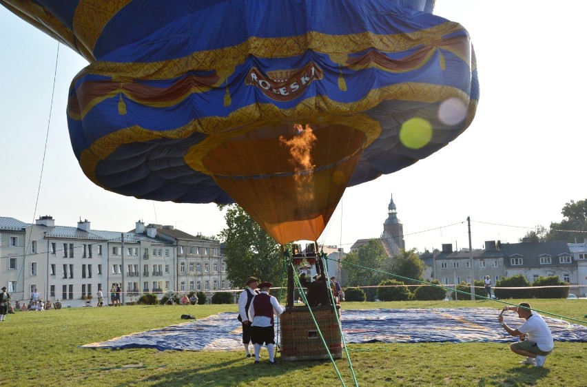 Pokaz balonowy pod mediateką w Piotrkowie (8 sierpnia 2020)