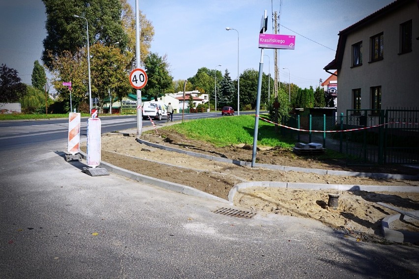 Rozpoczęła się budowa brakującego elementu ścieżki rowerowej na skrzyżowaniu ulic Krasińskiego, Mickiewicza i Łęczyckiej.