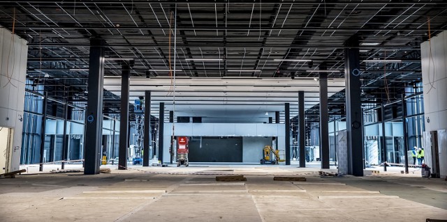 Terminal jest w końcowej fazie robót wykończeniowych. Trwa dostawa wyposażenia, montaż i konfiguracja systemów. Zakończenie robót planowane jest na koniec kwietnia bieżącego roku. Na zdjęciu:  stanowiska kontroli paszportowej.