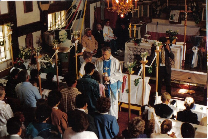Uroczystość Pierwszej Komunii Świętej w kościółku w...