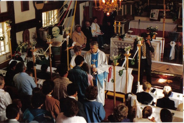 Uroczystość Pierwszej Komunii Świętej w kościółku w Czapielsku.
Chyba maj, rok 1992.