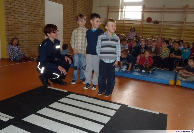 funkcjonariusze z Wydziału Prewencji Komendy Miejskiej Policji w Białymstoku wspólnie z przedstawicielami Wojewódzkiego Ośrodka Ruchu Drogowego w Białymstoku spotkali się z uczniami najmłodszych klas Szkoły Podstawowej w Studziankach.